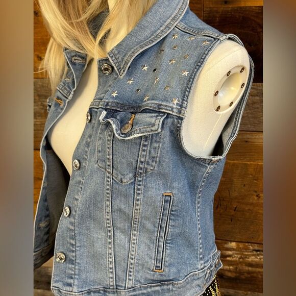 💥 Levi’s Star Studded Denim Trucker Vest 💥
✨All-American Classic sz Medium EUC - Picture 7 of 11